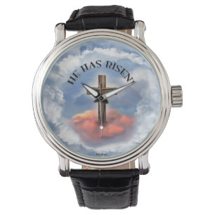 Montre Il a la croix rocailleuse levée avec des nuages