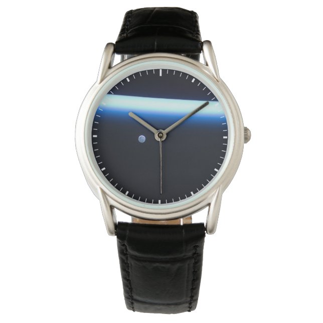 Montre La fine ligne de l'atmosphère terrestre et une lun (devant)