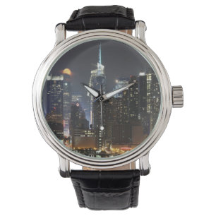 Montre La lune se lève au-dessus du Midtown New York.