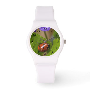 Montre Ladybug sur les fleurs de violet doux