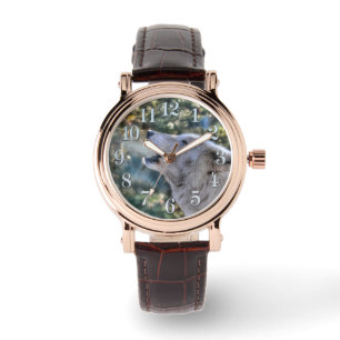 Montre Le loup blanc de l'Arctique hurle en hiver