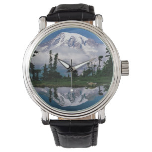 Montre Le mont Rainier dans une montagne