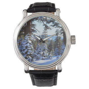 Montre Le sapin rouge couvert de neige dans la Haute Sier