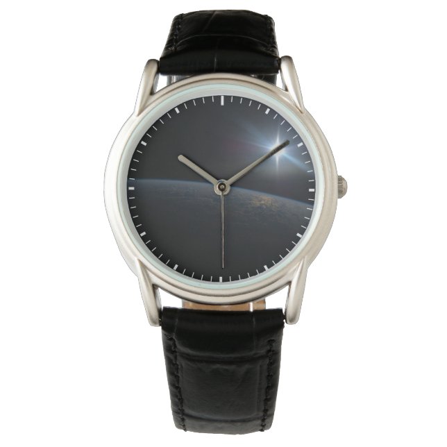 Montre Le Soleil qui s'installe sur l'horizon terrestre. (devant)