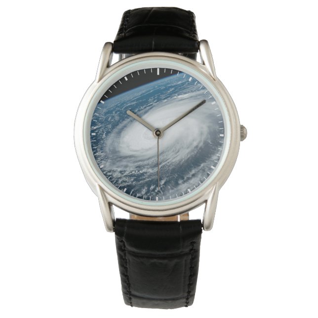 Montre Le typhon Hinnamnor. (devant)