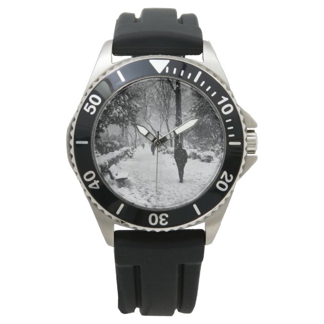 Montre Les gens dans le parc pendant la journée d'hiver (devant)