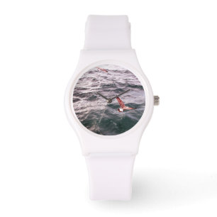 MONTRE LES SEAGULLES QUI VOLENT AU-DESSUS DES VAGUES DE M
