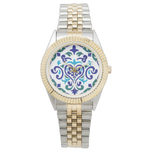 Montre motif bleu marine et carrelage blanc