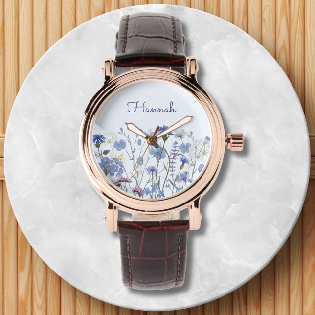 Montre Ombre de Fleur sauvage d'aquarelle bleu monogramme (Close up)