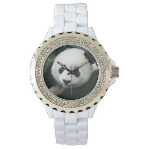 Montre Panda géant dans une prairie verte calme
