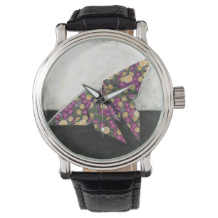 Montre Papillon d'origami sur le papier floral
