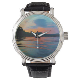 Montre Pêche et coucher de soleil sur le lac de montagne