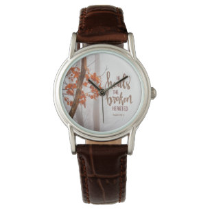 Montre Psaume 147:3 Il guérit le coeur brisé