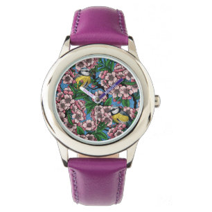 Montre Rameaux bleus dans le cerisier en fleurs sur le bl
