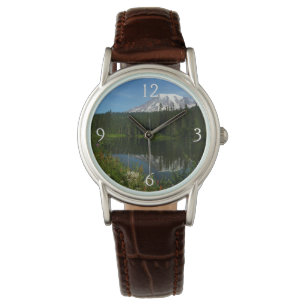 Montre Reflet du lac du mont Rainier avec des fleurs sauv