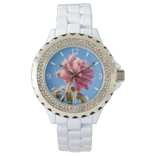 Montre Rose rose avec givre glacée dans une nature hivern