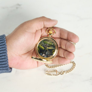 Montre Sérénité émeraude : une grenouille verte au bord d