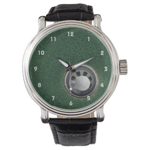 Montre Tasse et boule de golf sur les verts