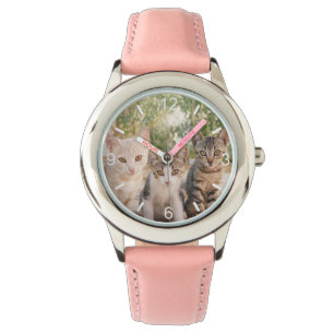 Montre Three young cute cat kittens sit friendly together