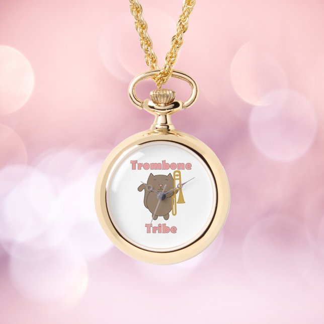 Montre Tribu du Trombone Chat Brun Lettres Roses (A watch necklace with a brown cat and a trombone with the text trombone tribe.)
