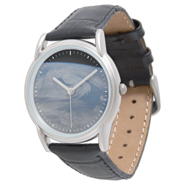 Montre Un Système De Faible Pression Mi-Atlantique. (Incliné)