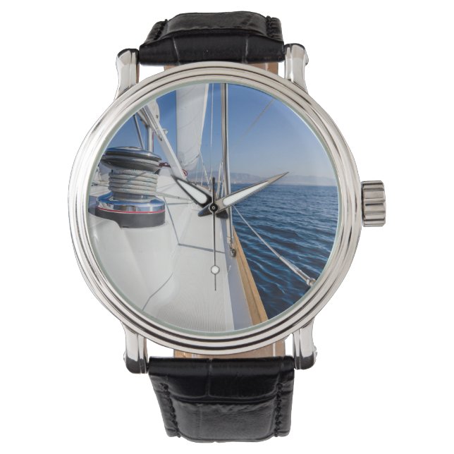 Montre voilier surfant sur la mer (devant)