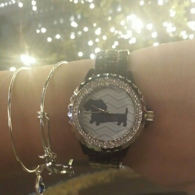 Montre Wiener Chien Watch Chevrons gris tendance (Dachshund watch - gray designs on a black and blingy band.)