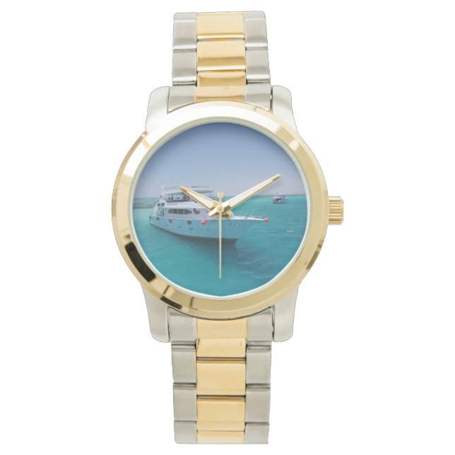 Montre Yacht blanc neigé près de l'île blanche en mer Rou (devant)