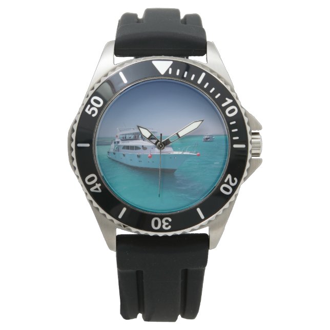 Montre Yacht blanc neigé près de l'île blanche en mer Rou (devant)