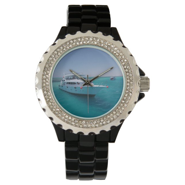 Montre Yacht blanc neigé près de l'île blanche en mer Rou (devant)