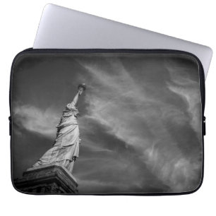 Monuments   Statue of Liberty Manhattan NYC Laptop Sleeve