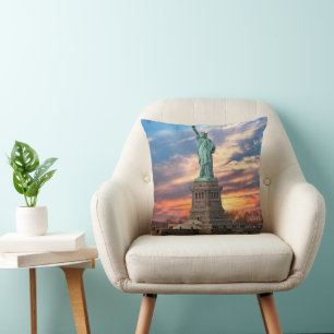 Monuments   The Statue of Liberty Throw Pillow