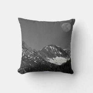 Moonrise, Sierra-Nevada, Glacier Point Vista Throw Pillow