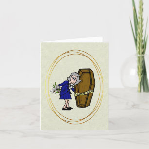 Morticienne âgée avec carte de vente de panier