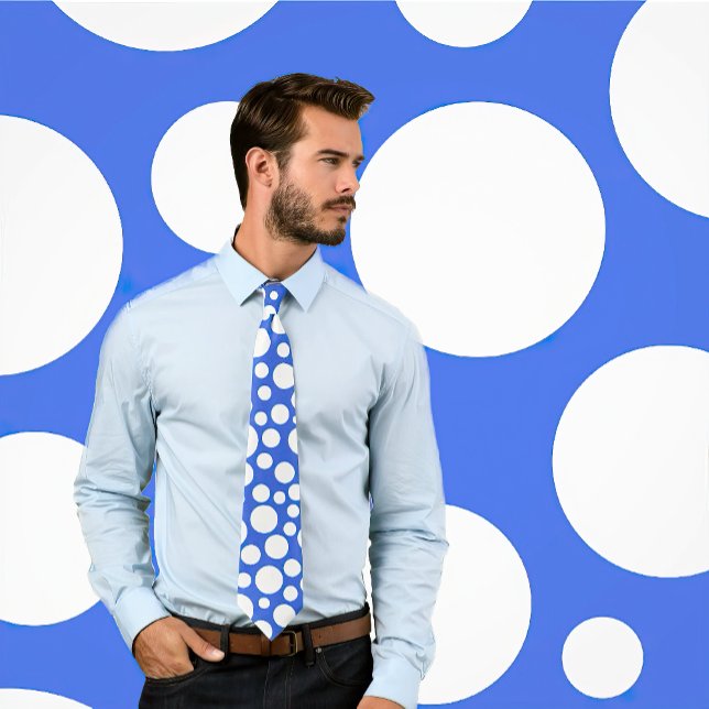 Motif à points polka blancs aléatoires sur Cravate (Man wears a royal blue tie featuring white polka dots of varying sizes. Background matches tie.)