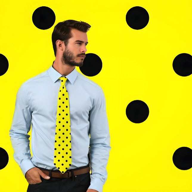 Motif à points Polka Noir classique sur Cravate Ja (Man wears a Classic Black Polka Dot Pattern on Yellow Tie. Background matches tie pattern.)