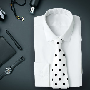 Motif à pois noirs classiques sur une cravate blan