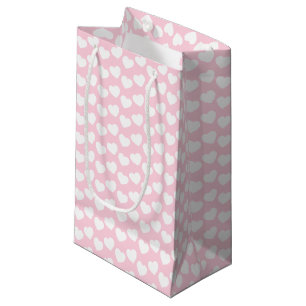 Motif blanc de coeur sur le petit sac rose-clair