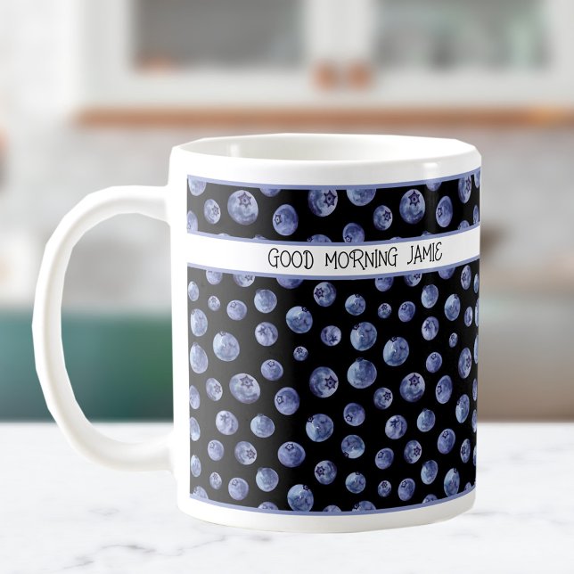 Motif de bleuets sur la tasse personnalisée noire (Blueberry pattern on the black personalized mug)