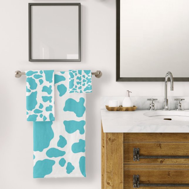 Motif de Poster de animal de points de vache bleu  (Blue & White Cow Spots Animal Print Pattern Bath Towel Set by Looly Elzayat)