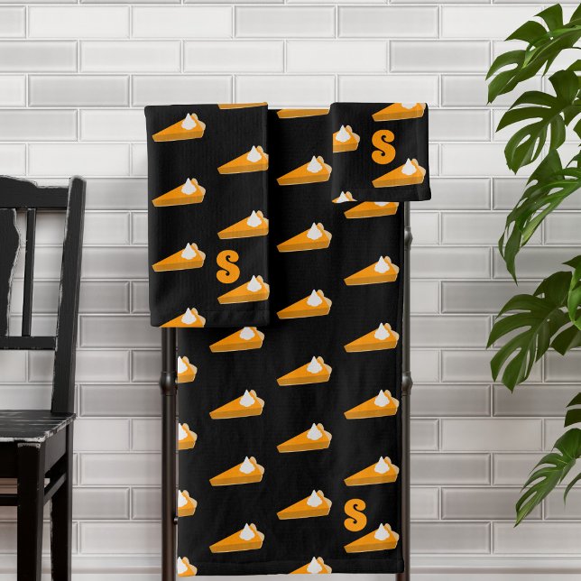 Motif de tarte Citrouille de Thanksgiving Monogram (If you love Pumpkin Pie (and who doesn't) pop these towels in your bathroom. Just add your initial)