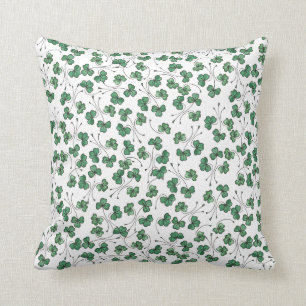 Motif écervelé de shamrocks verts sur le coussin