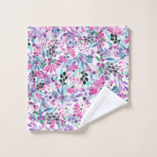 Motif incomparable de fleurs et de baies violettes