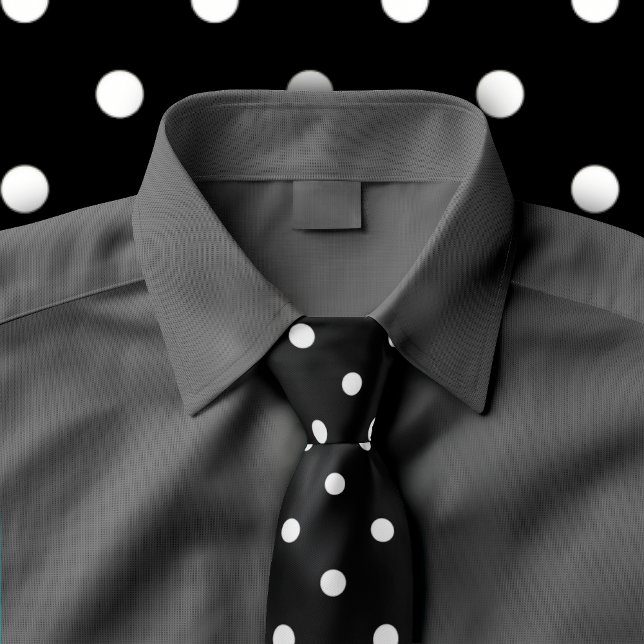 Motif Polka blanc classique sur Cravate noire (Black tie with white polka dots displayed on dark grey button up shirt.)