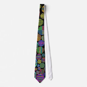 Motifs colorés de cercles sur la cravate noire