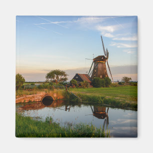 Moulin à vent dans la campagne en Hollande aimant