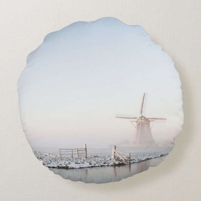 Moulin à vent dans la neige dans le coussin rond (Dos)