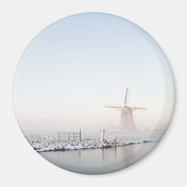 Moulin à vent dans la neige en hiver aimant rond (Devant)