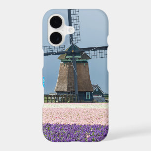 Moulin à vent traditionnel avec des fleurs roses e
