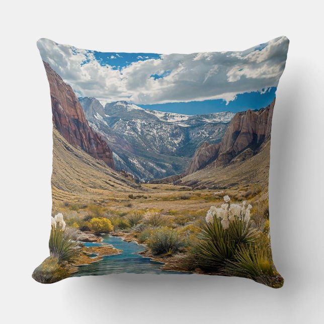Mountain landscape throw pillow (Front)
